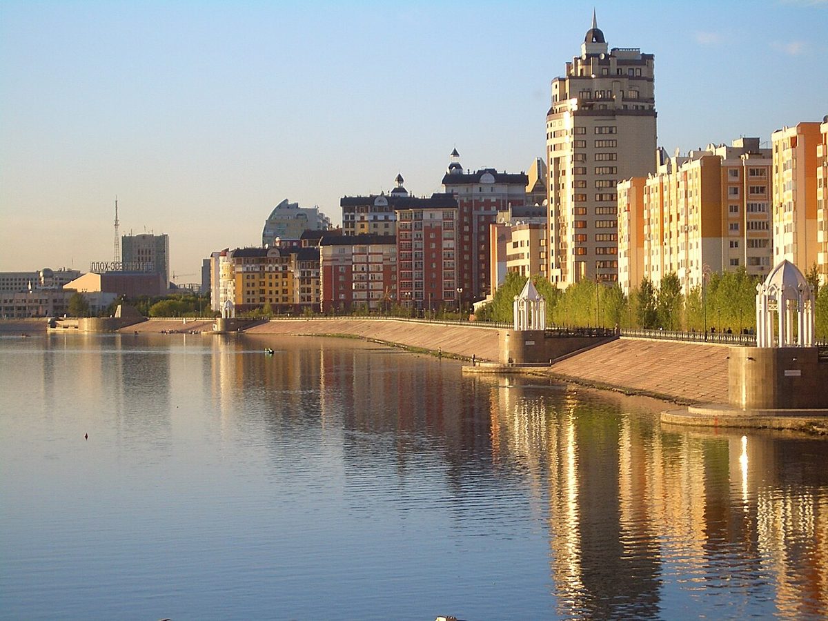 Частный самолёт в Астану — городской пейзаж