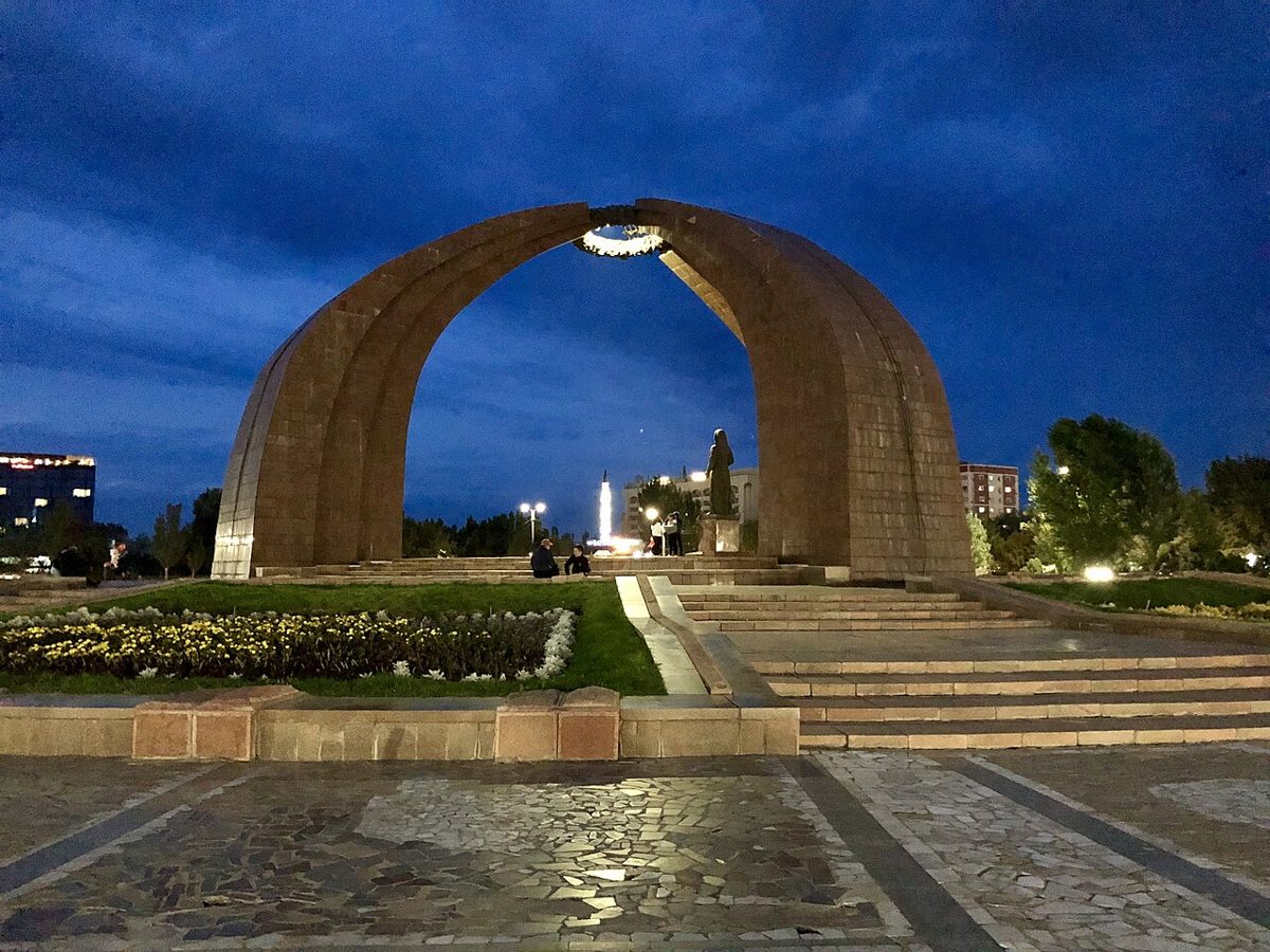 Частный самолёт в Бишкек — городской пейзаж