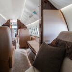 Dassault Falcon 900LX — проход и зона отдыха в салоне