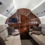 Dassault Falcon 900LX — зона отдыха с деревянной отделкой
