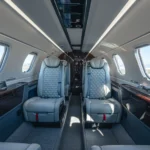 Пассажирские кресла и иллюминаторы в салоне Embraer Phenom 300E