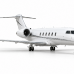 Bombardier Challenger 3500 — белый бизнес-джет, нос направлен вправо