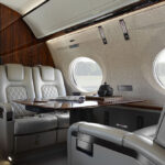 Gulfstream G600 — стол и кресла в зоне переговоров