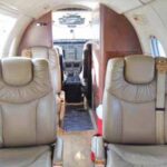 Hawker 400XP — кресла и проход в пассажирском салоне
