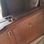 Hawker 400XP — откидной столик у кресла