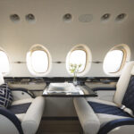 Hawker 850XP — диван и кресла у столика