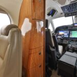 King Air 350i — передняя часть салона и деревянная отделка