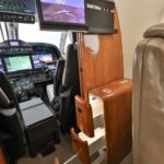 King Air 350i — буфет и мультимедийный экран