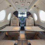 King Air 360 — передняя группа кресел с рабочими столиками