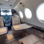 King Air 360 — кресло у иллюминатора и столик