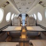 King Air 360 — салон с раскрытыми столиками