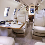 Learjet 70 — пассажирский салон с клубными креслами