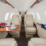 Learjet 75 — пассажирский салон с клубными креслами
