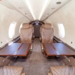 Pilatus PC-12 NGX — клубная группа кресел с раскрытыми столиками